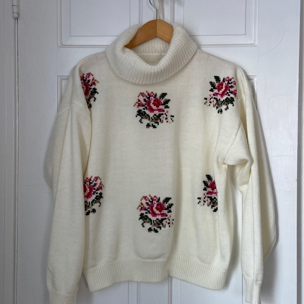 VTG turtleneck sweater with floral embroidery